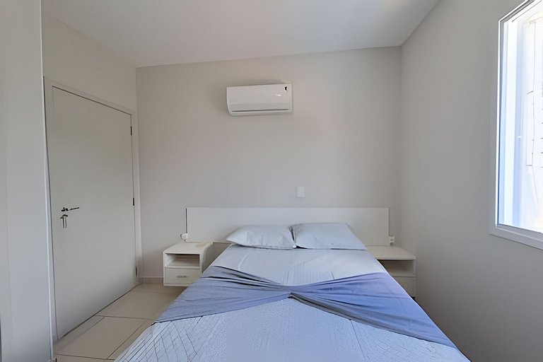 Apto com varanda a 50 metros do mar