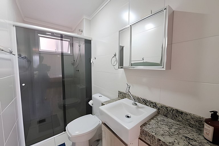 Apto com varanda a 50 metros do mar