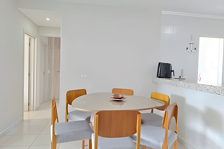 Apto com varanda a 50 metros do mar