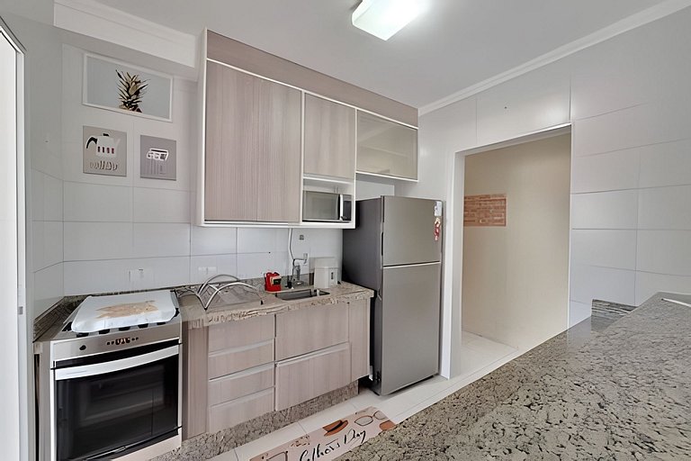 Apto com varanda a 50 metros do mar