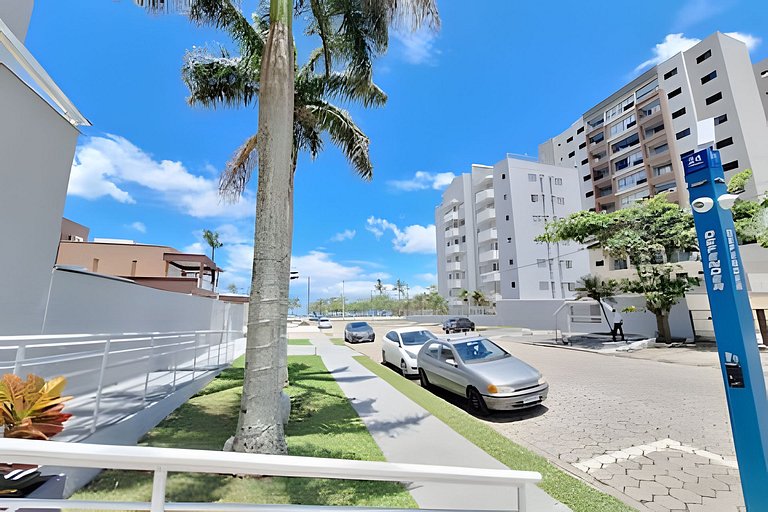 Apto com varanda a 50 metros do mar