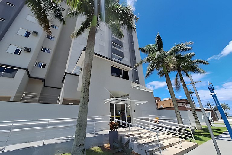 Apto com varanda a 50 metros do mar