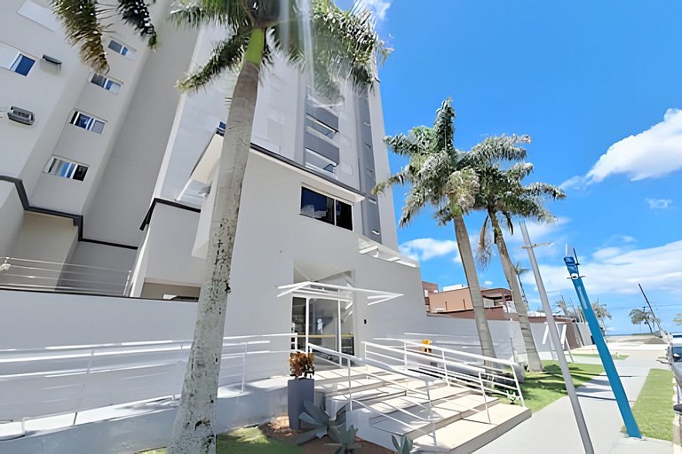 Apto com varanda a 50 metros do mar