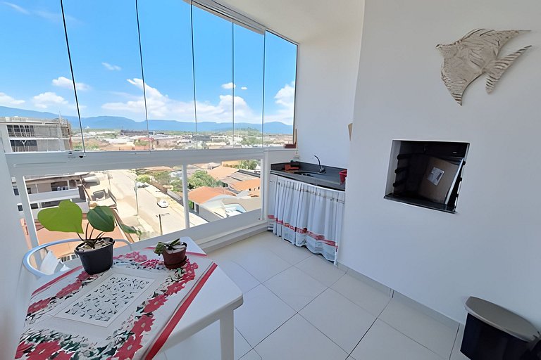 Apto com churrasqueira na varanda a 600 m do mar