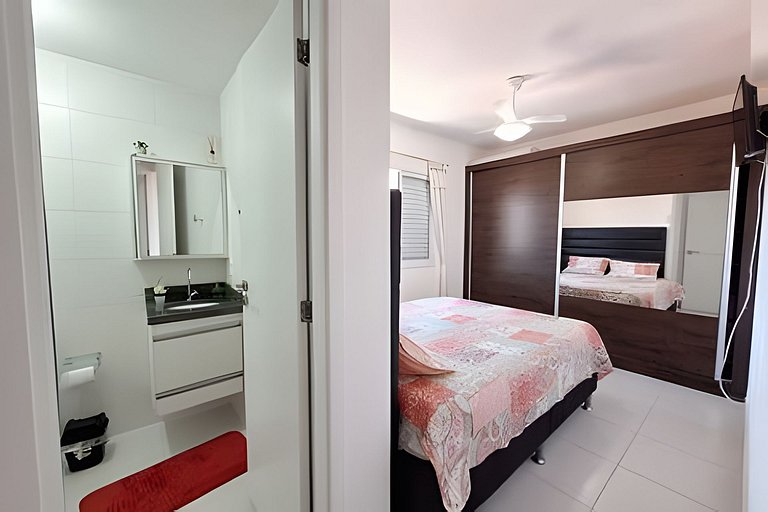 Apto com churrasqueira na varanda a 600 m do mar