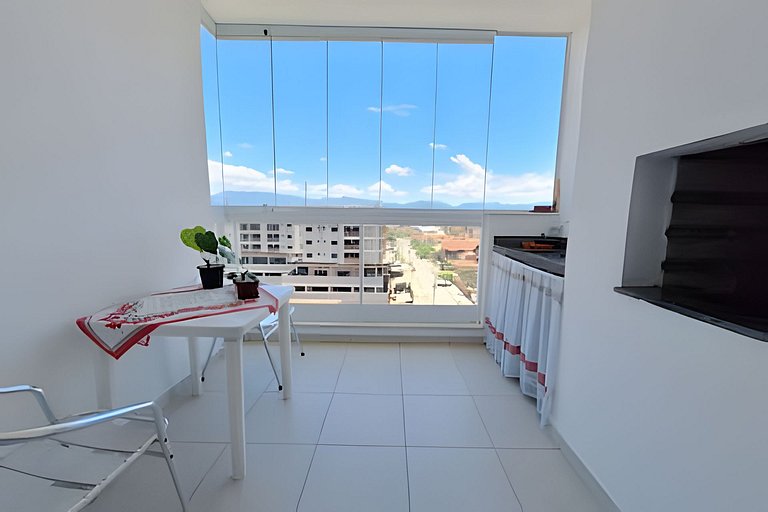 Apto com churrasqueira na varanda a 600 m do mar