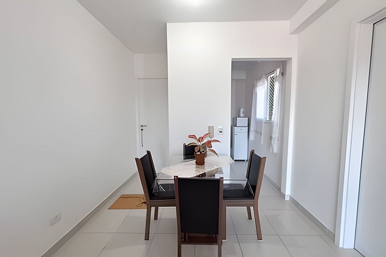 Apto com churrasqueira na varanda a 600 m do mar