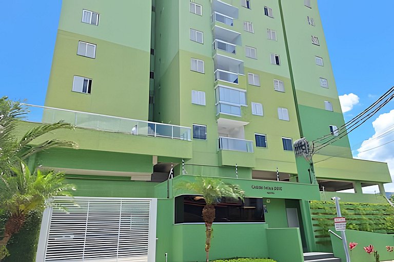 Apto com churrasqueira na varanda a 600 m do mar