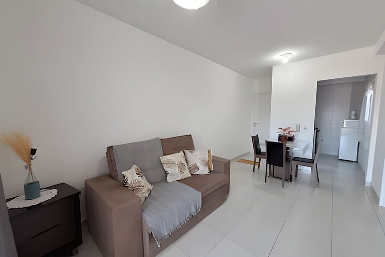 Apto com churrasqueira na varanda a 600 m do mar