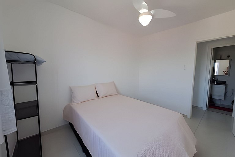 Apto com churrasqueira na varanda a 600 m do mar