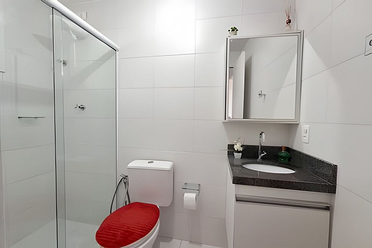 Apto com churrasqueira na varanda a 600 m do mar