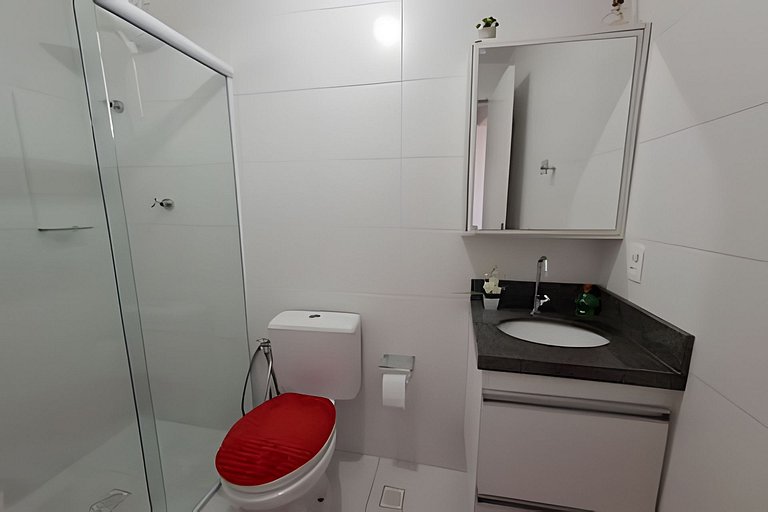 Apto com churrasqueira na varanda a 600 m do mar