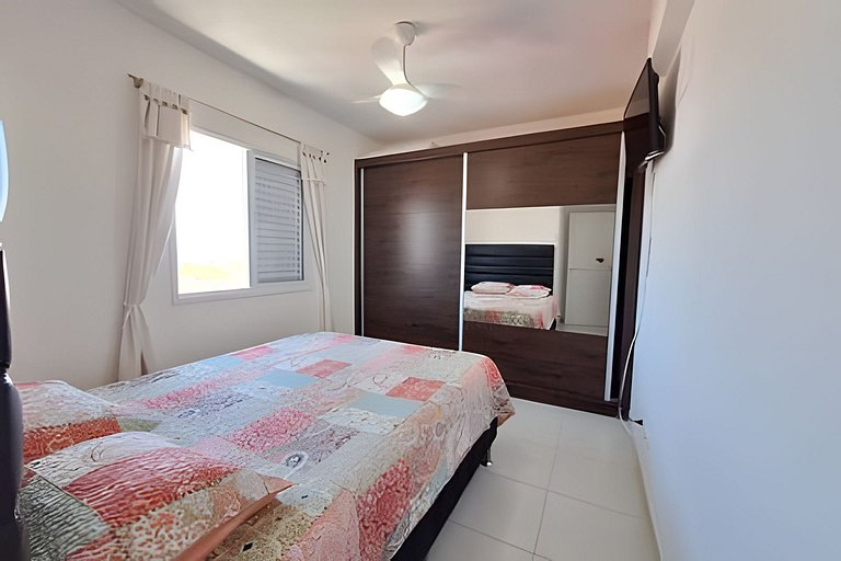 Apto com churrasqueira na varanda a 600 m do mar