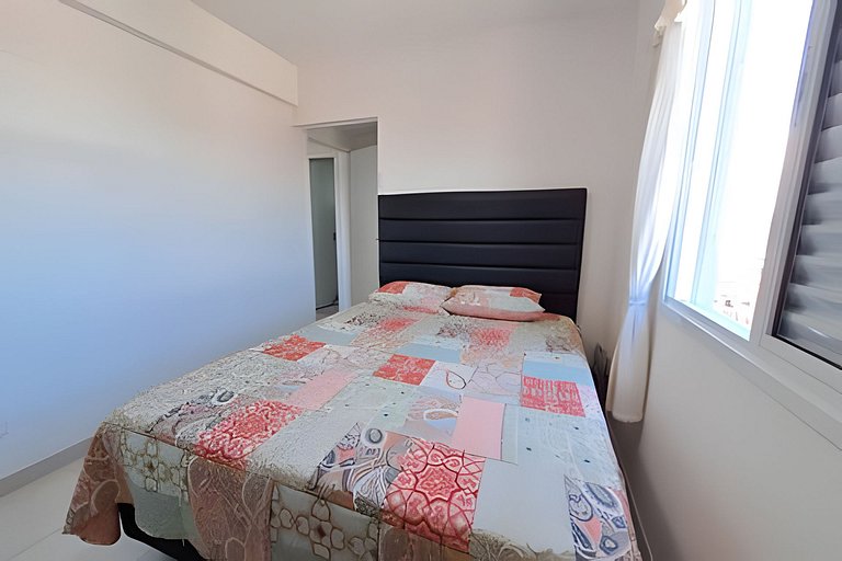 Apto com churrasqueira na varanda a 600 m do mar