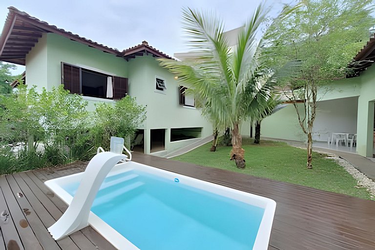 Casa c/ piscina e churrasqueira em condomínio.