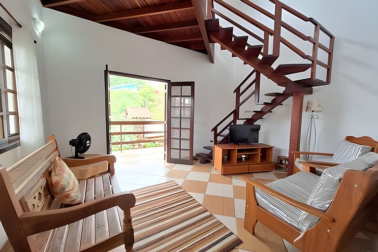 Casa c/ piscina e churrasqueira em condomínio.