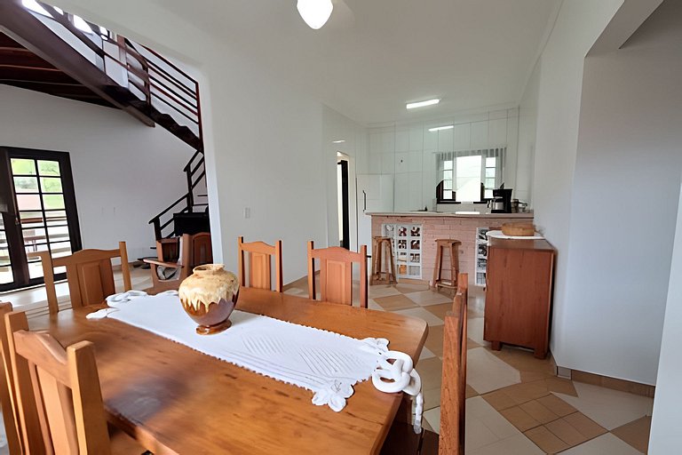 Casa c/ piscina e churrasqueira em condomínio.