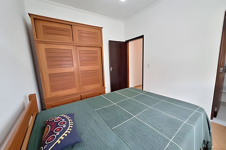 Casa c/ piscina e churrasqueira em condomínio.