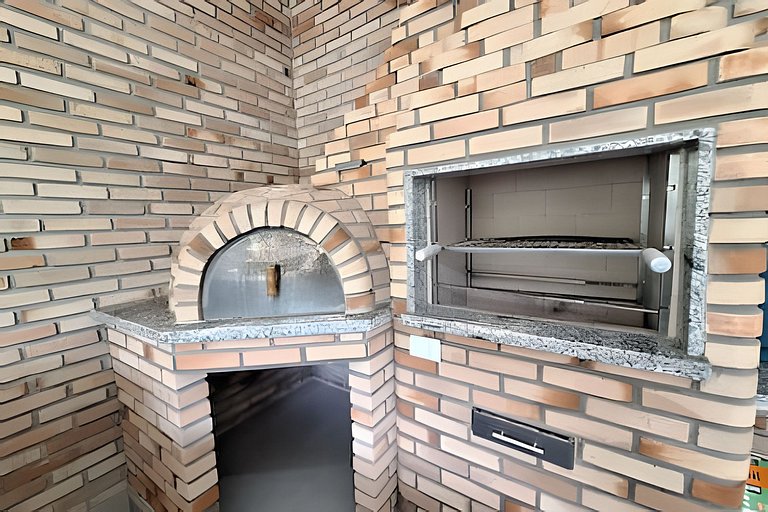 Casa c/ piscina e churrasqueira em condomínio.