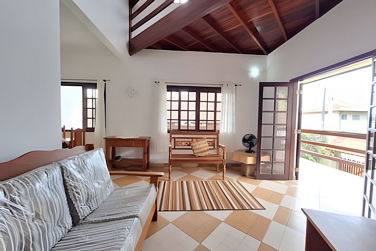 Casa c/ piscina e churrasqueira em condomínio.