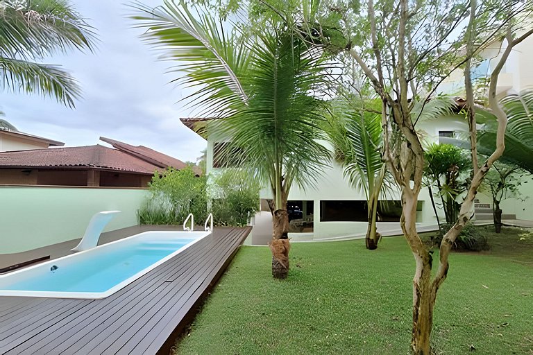 Casa c/ piscina e churrasqueira em condomínio.