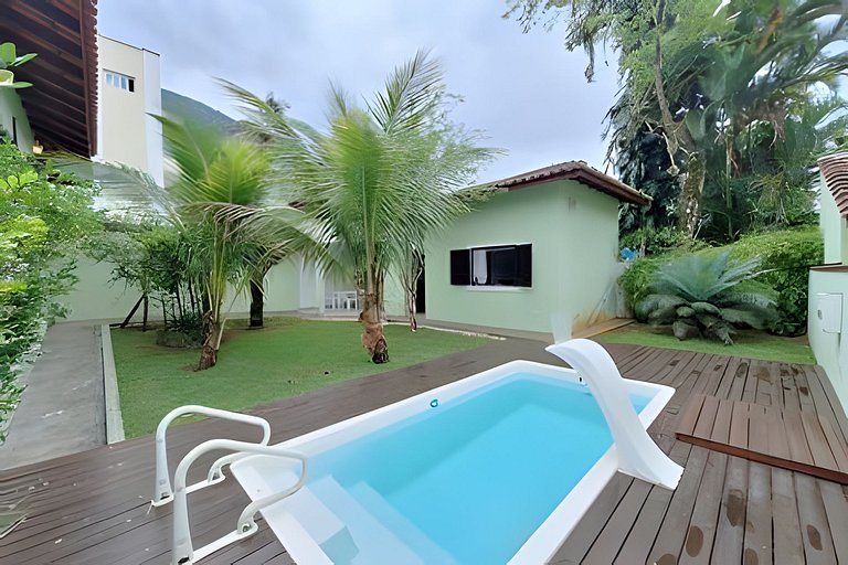 Casa c/ piscina e churrasqueira em condomínio.