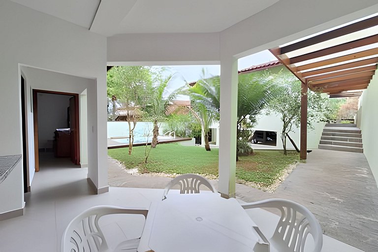 Casa c/ piscina e churrasqueira em condomínio.