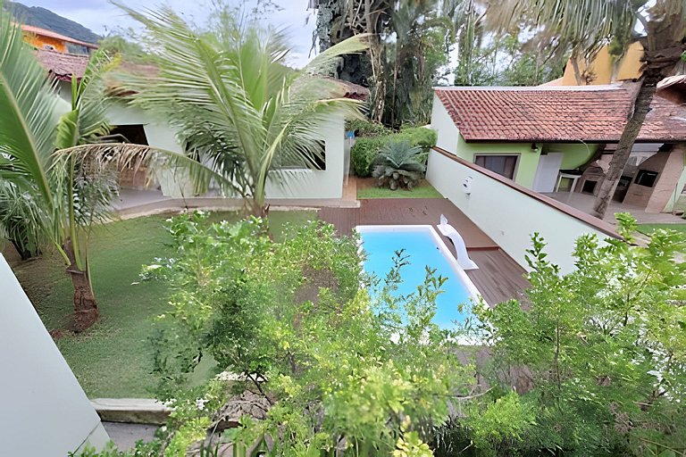 Casa c/ piscina e churrasqueira em condomínio.