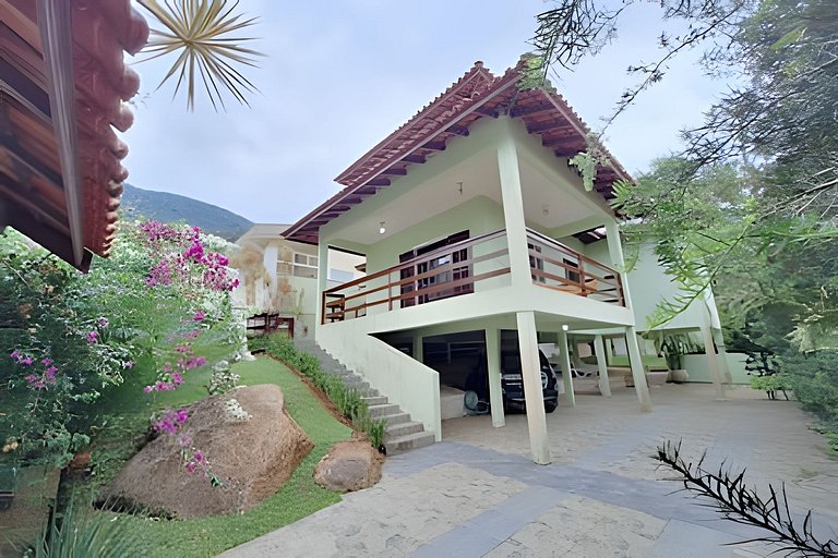 Casa c/ piscina e churrasqueira em condomínio.