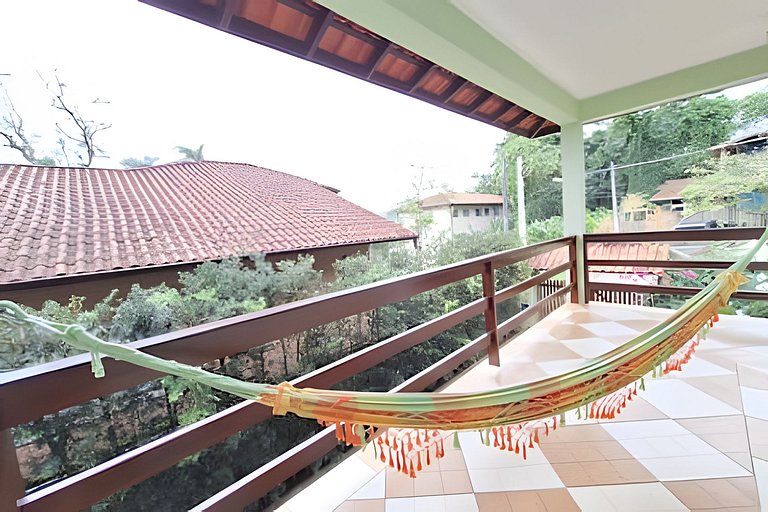 Casa c/ piscina e churrasqueira em condomínio.