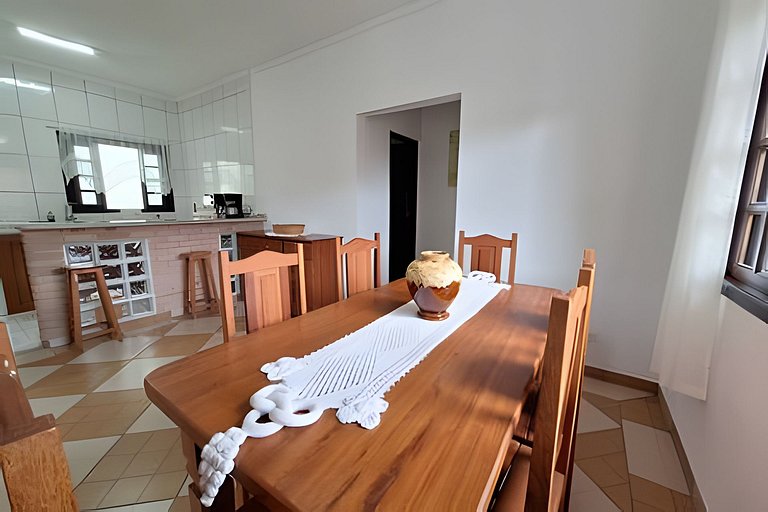 Casa c/ piscina e churrasqueira em condomínio.