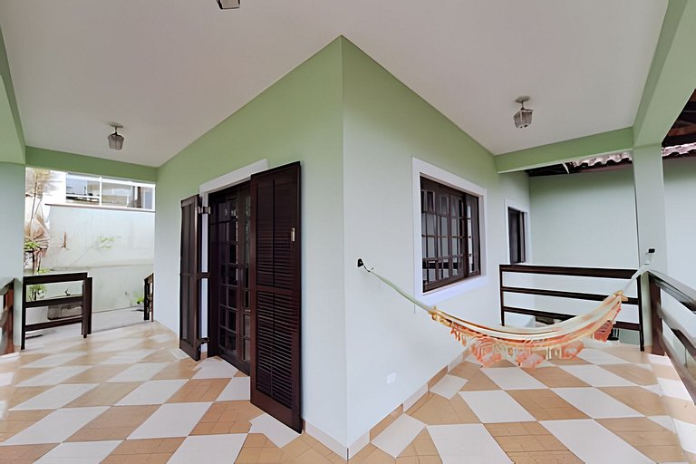 Casa c/ piscina e churrasqueira em condomínio.