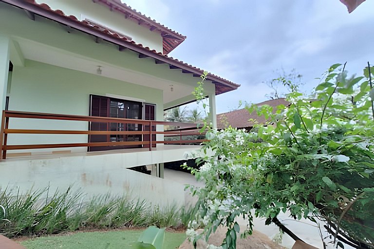 Casa c/ piscina e churrasqueira em condomínio.