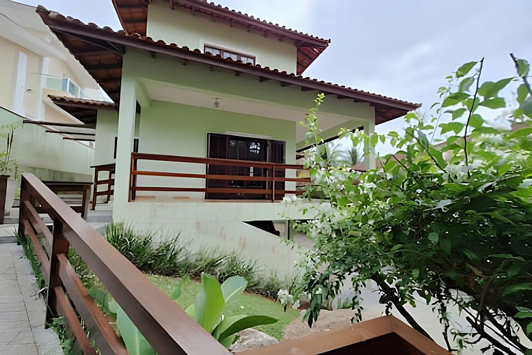 Casa c/ piscina e churrasqueira em condomínio.