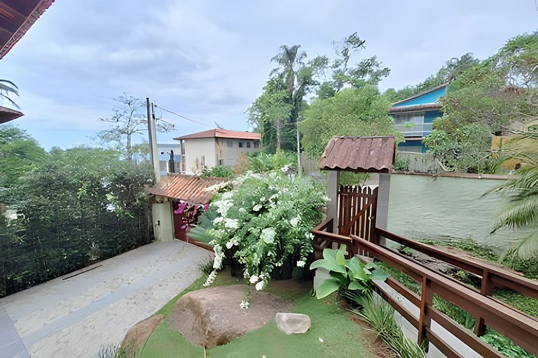 Casa c/ piscina e churrasqueira em condomínio.