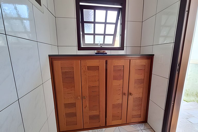 Casa c/ piscina e churrasqueira em condomínio.