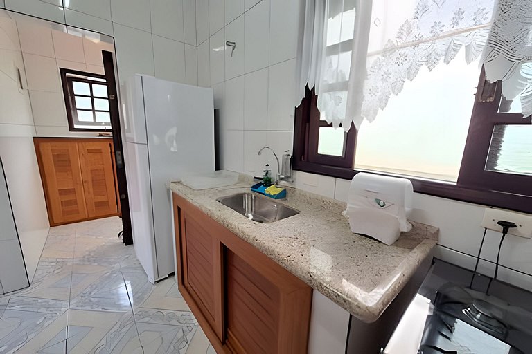 Casa c/ piscina e churrasqueira em condomínio.