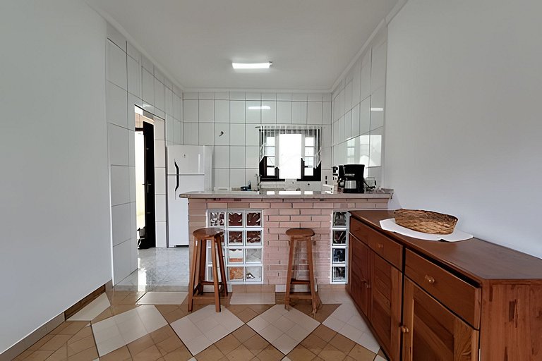 Casa c/ piscina e churrasqueira em condomínio.