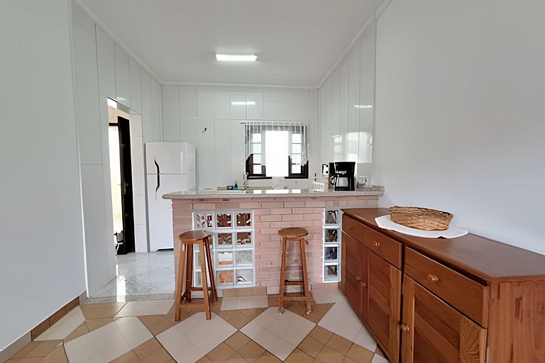 Casa c/ piscina e churrasqueira em condomínio.