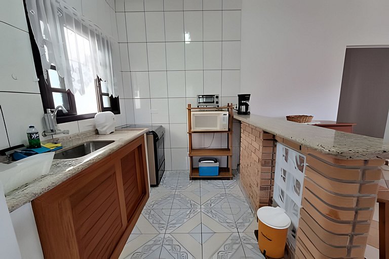 Casa c/ piscina e churrasqueira em condomínio.