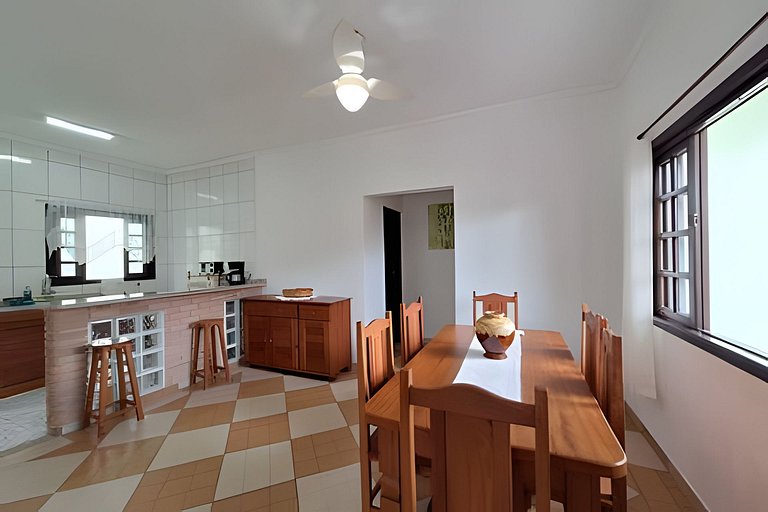 Casa c/ piscina e churrasqueira em condomínio.