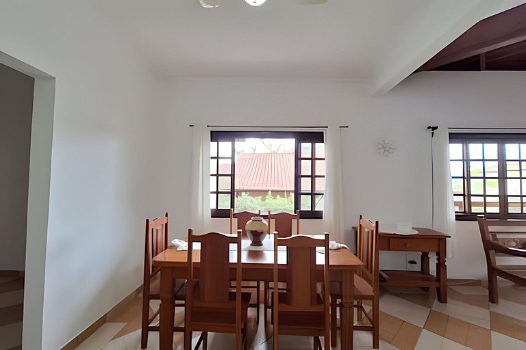 Casa c/ piscina e churrasqueira em condomínio.