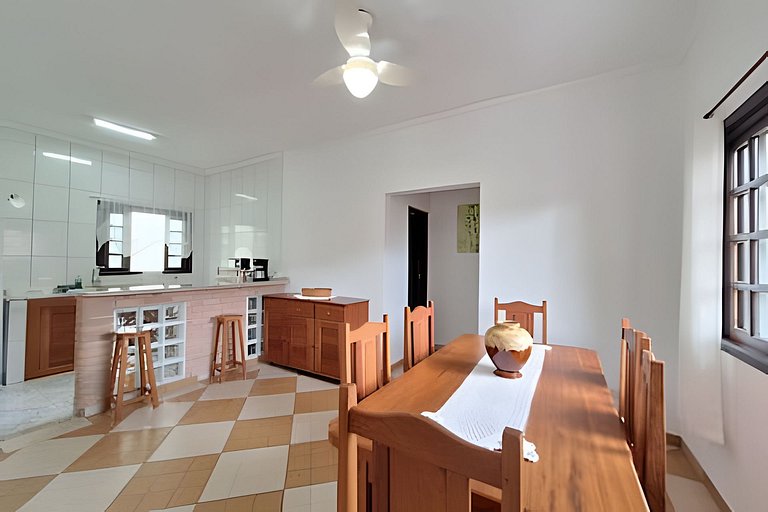 Casa c/ piscina e churrasqueira em condomínio.