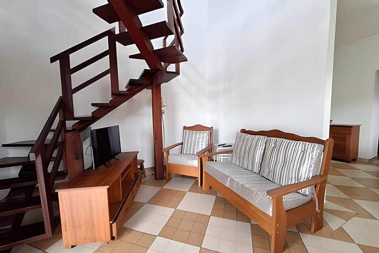 Casa c/ piscina e churrasqueira em condomínio.