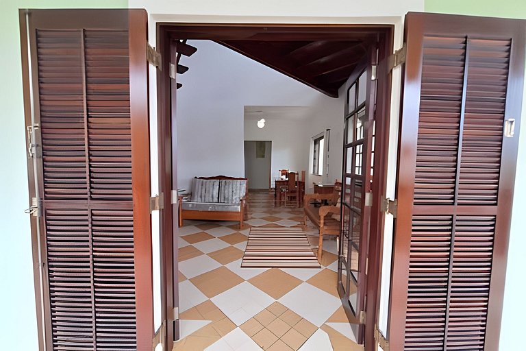 Casa c/ piscina e churrasqueira em condomínio.