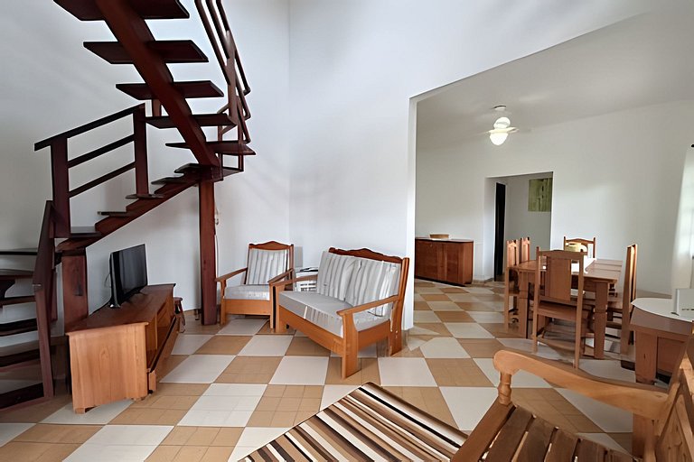 Casa c/ piscina e churrasqueira em condomínio.