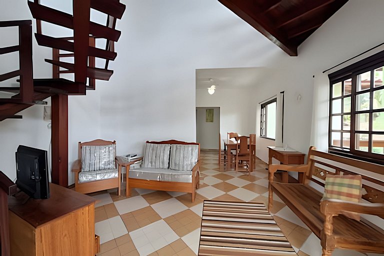 Casa c/ piscina e churrasqueira em condomínio.