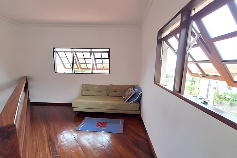 Casa c/ piscina e churrasqueira em condomínio.