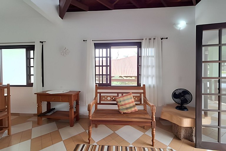 Casa c/ piscina e churrasqueira em condomínio.