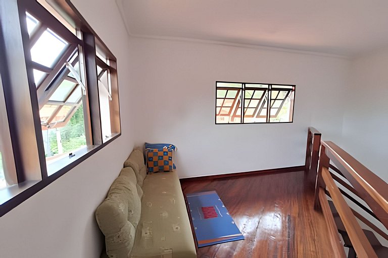 Casa c/ piscina e churrasqueira em condomínio.